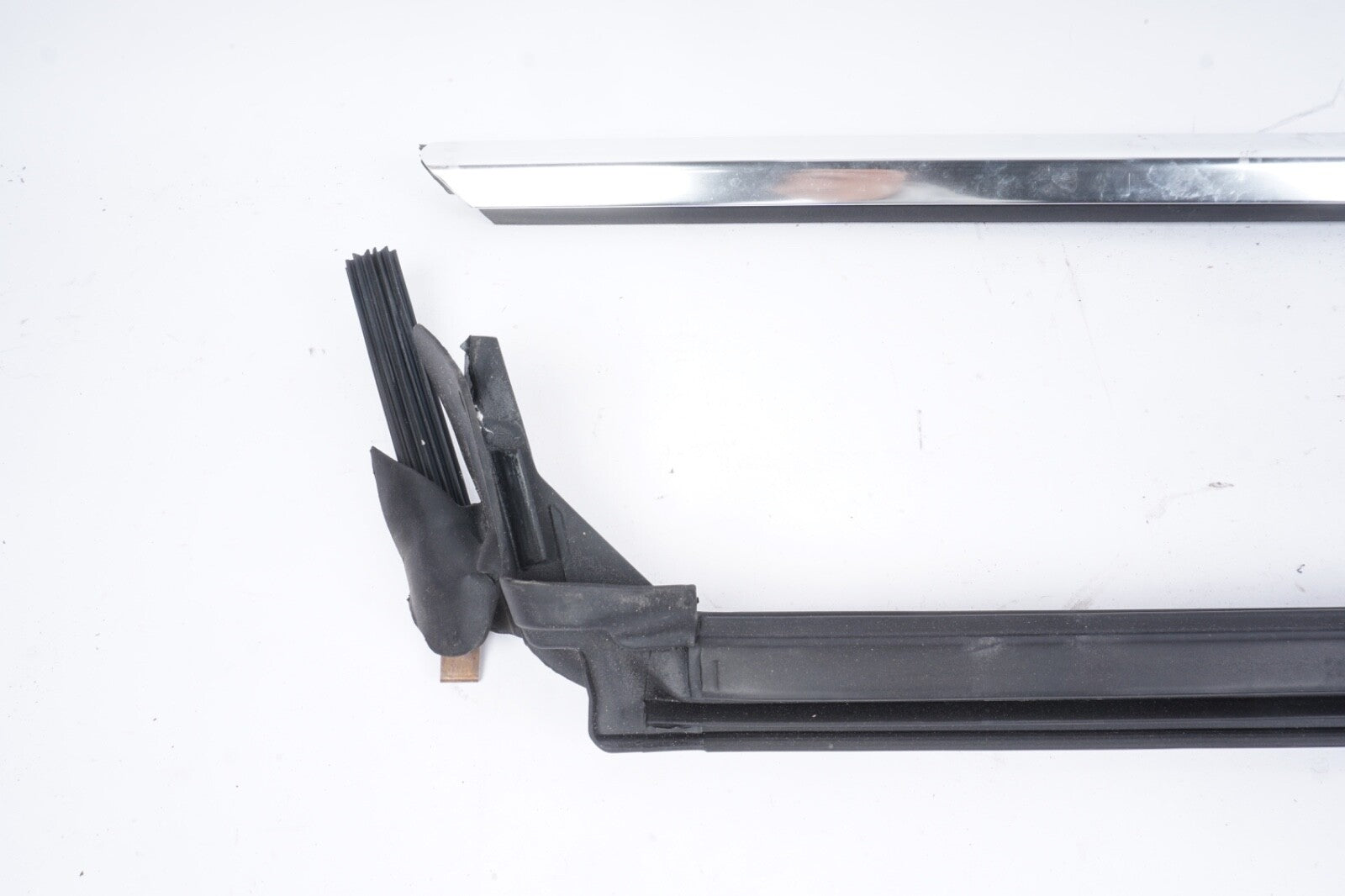 10-13 MERCEDES-BENZ E350 E550 COUPE FRONT RIGHT PASSENGER DOOR CHROME MOLDING