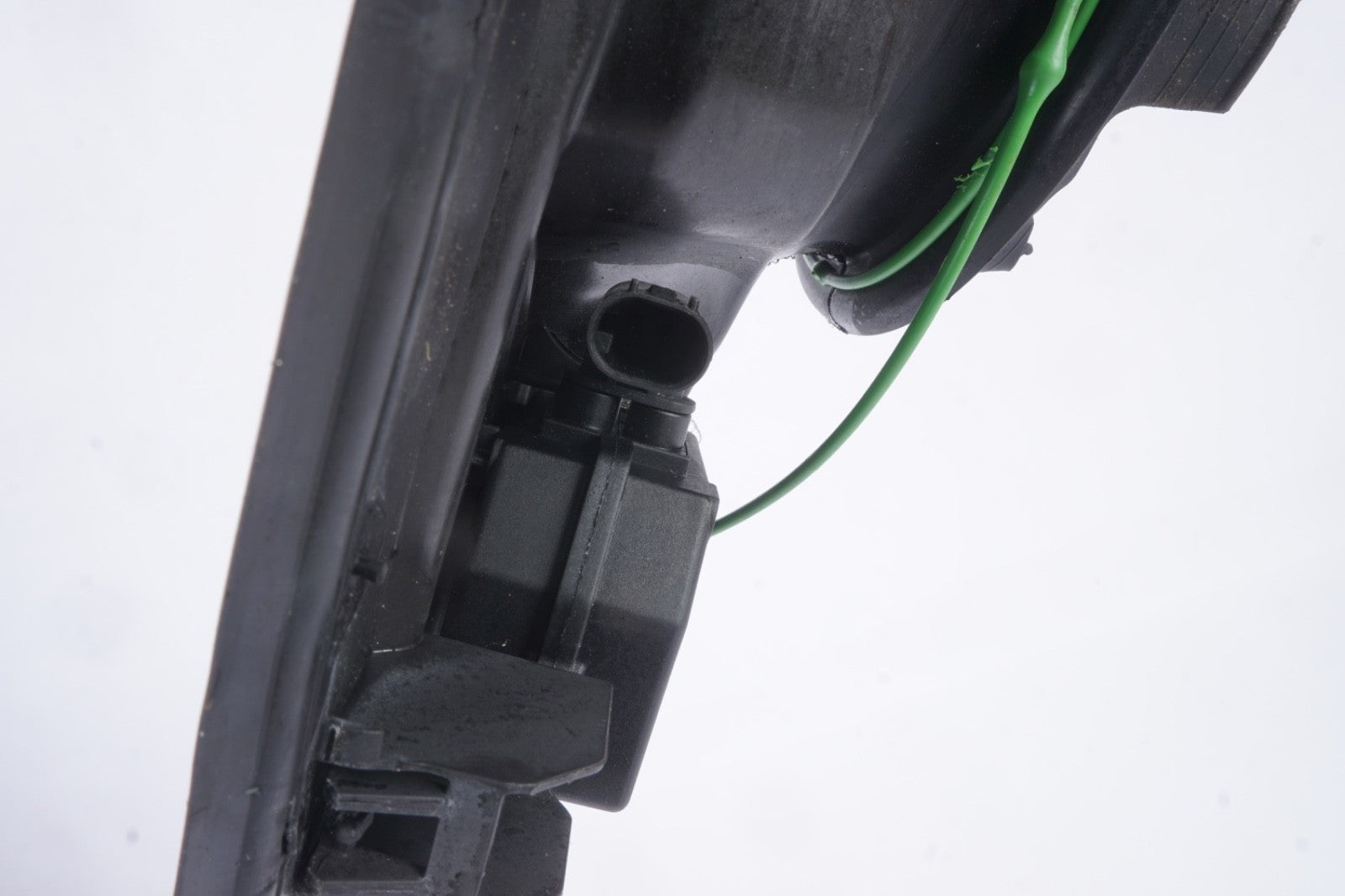 2014-2018 BMW 640I XDRIVE - GAS / FUEL Filler DOOR Bracket 7228213