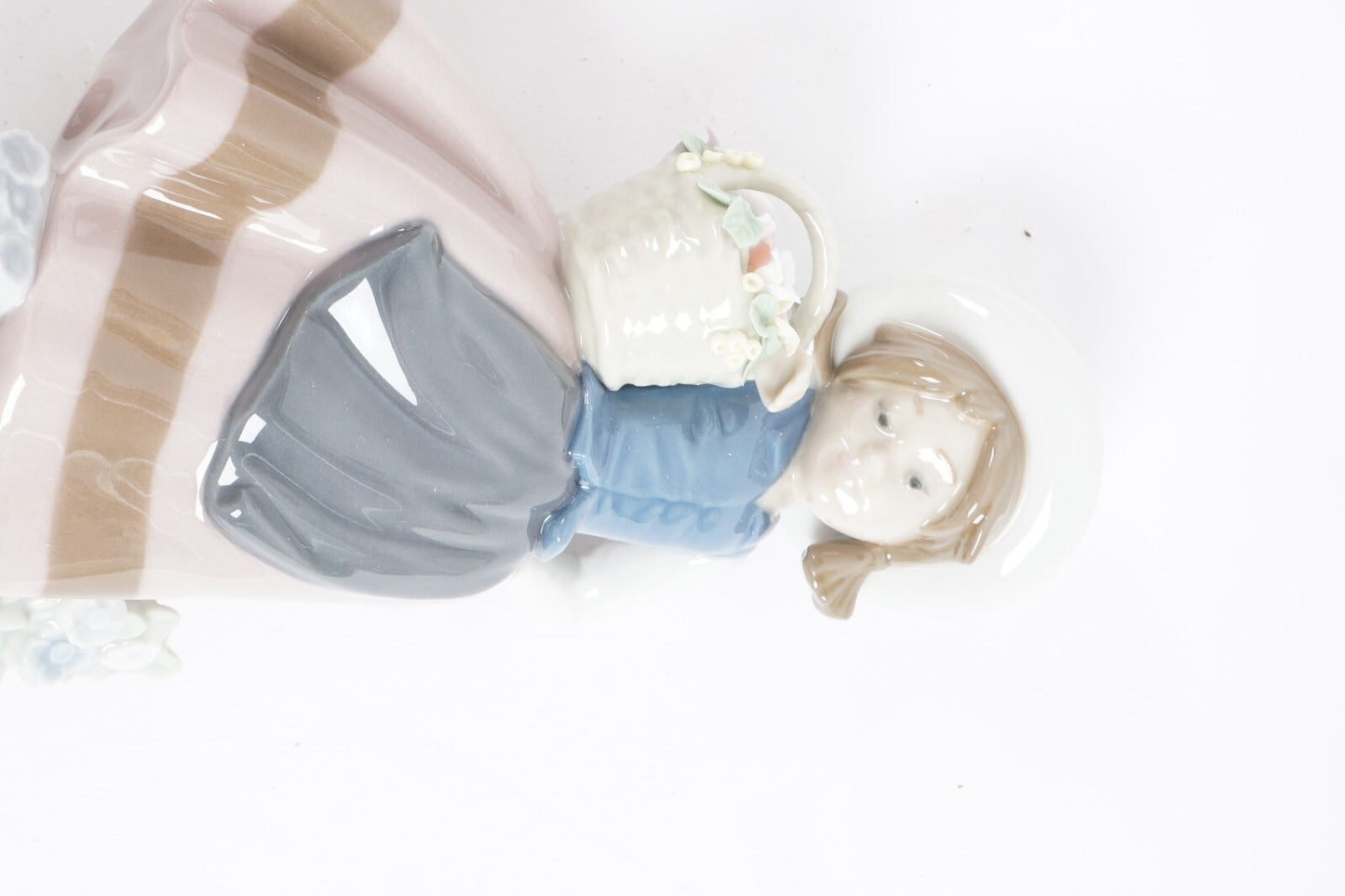 Figurine "Linda con Cesta" Girl with Basket #5221 Retired Mint