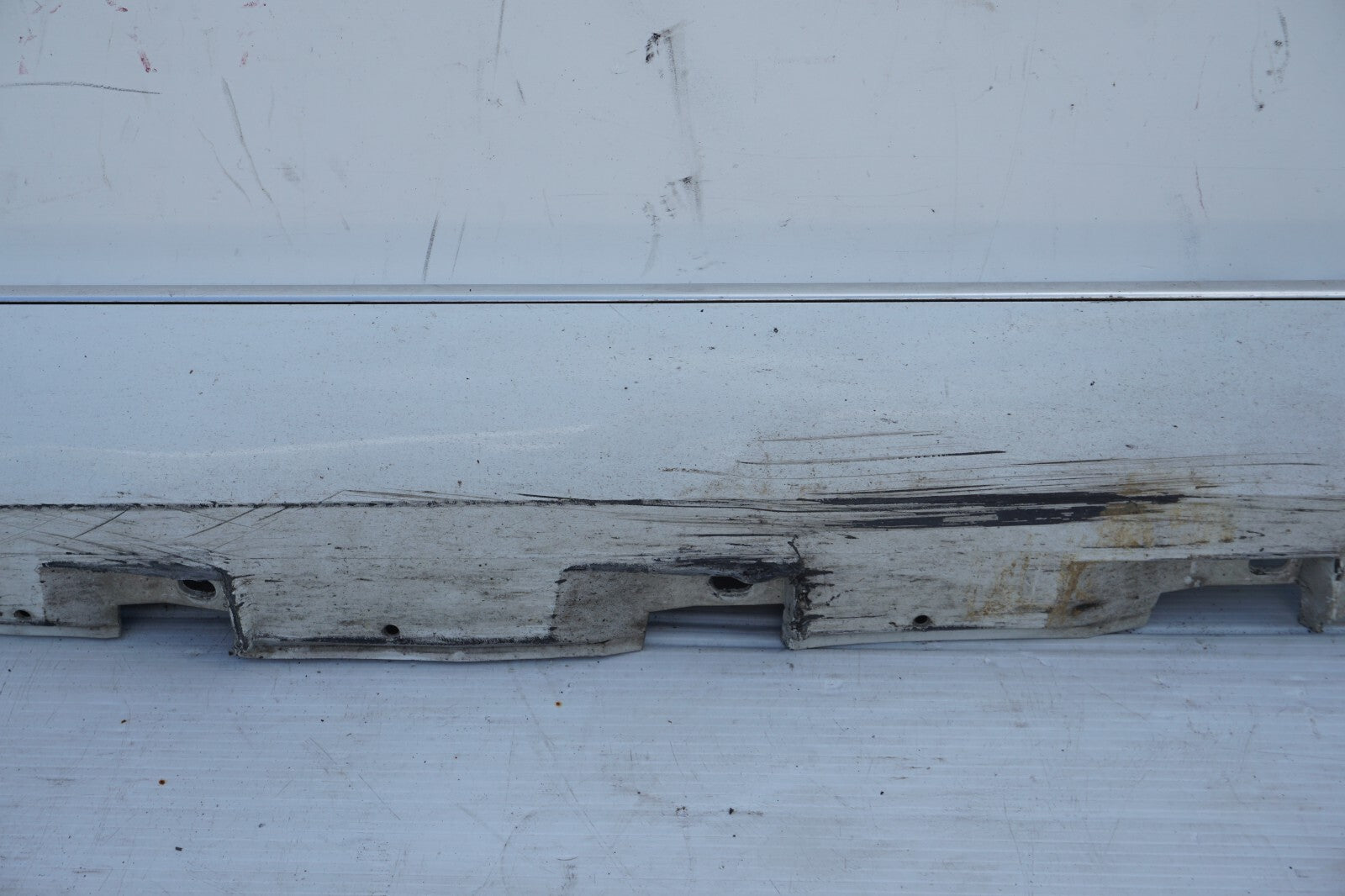 2011 - 2014 AUDI A8L RIGHT PASSENGER SIDE ROCKER PANEL SKIRT MOLDING OEM