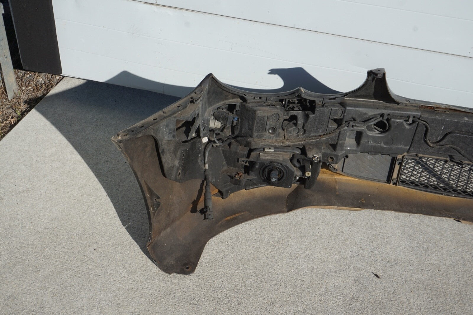03-06 MERCEDES SL500 FRONT BUMPER COVER W/PARK ASSIST SENSORS