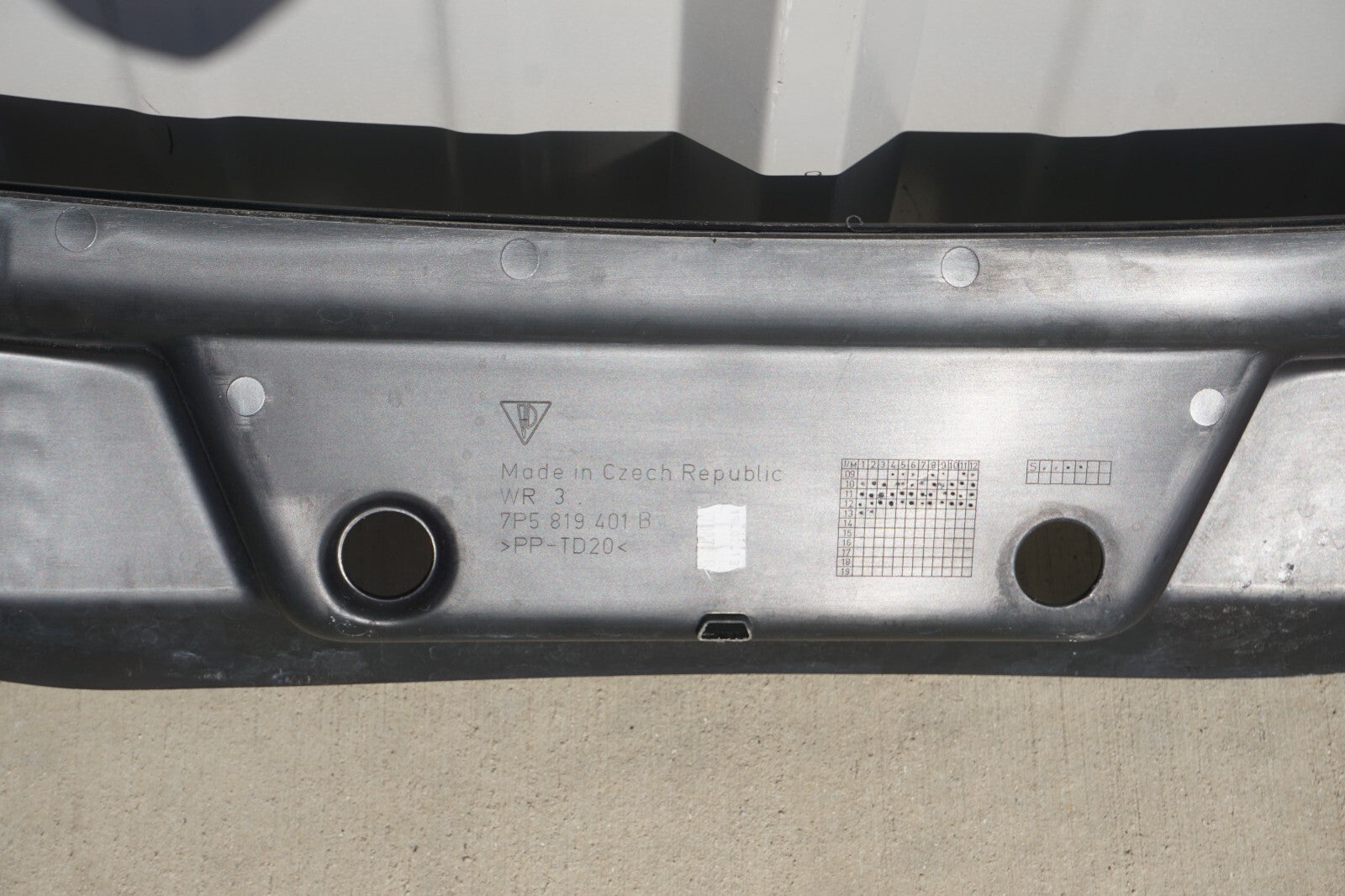 11-18 Porsche Cayenne 958 Windshield Wiper Cowl Panel 7P5819401B OEM