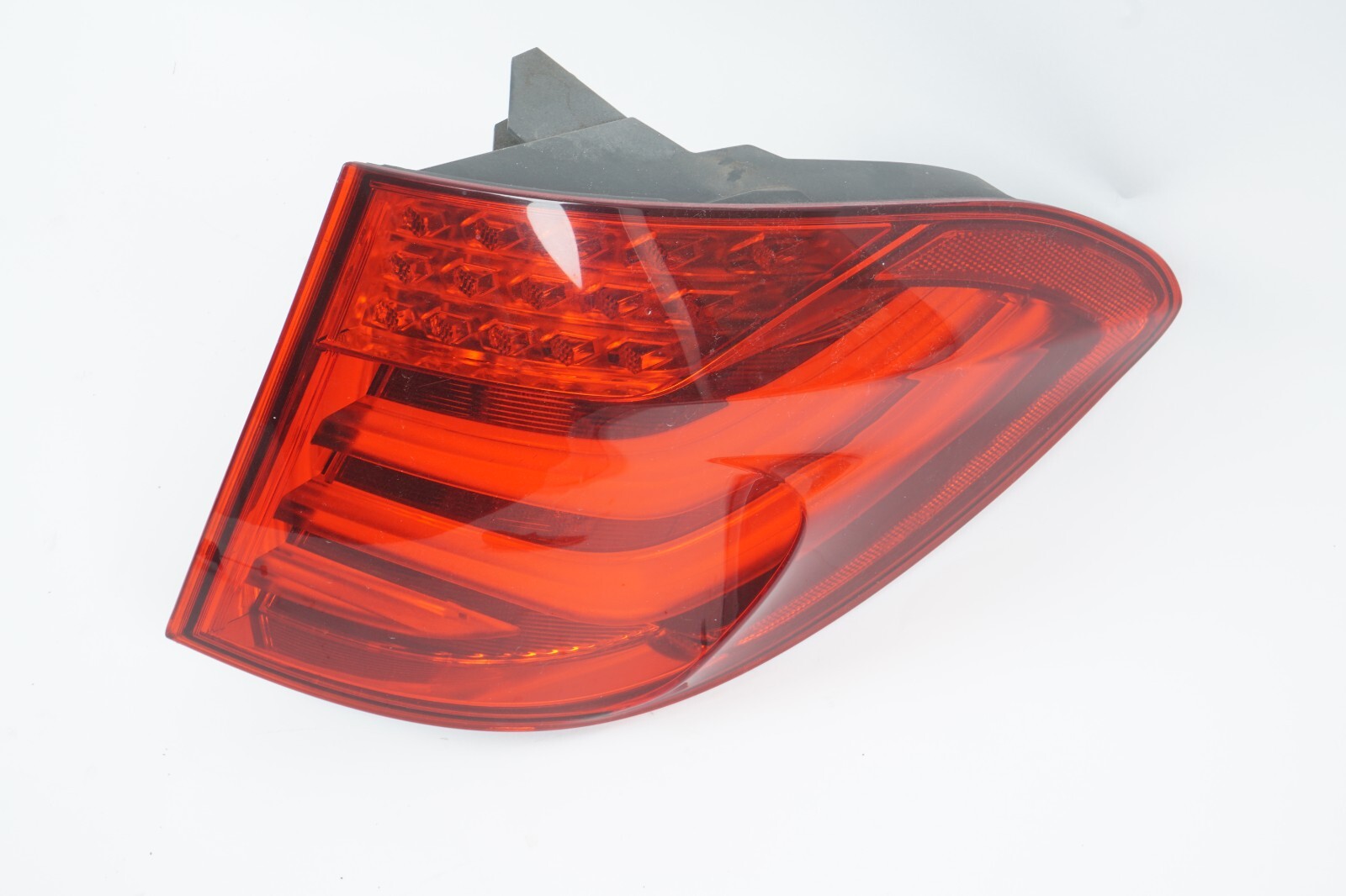 2010 - 2013 BMW 550GT F07 REAR RIGHT PASSENGER SIDE OUTER TAIL LIGHT LAMP OEM