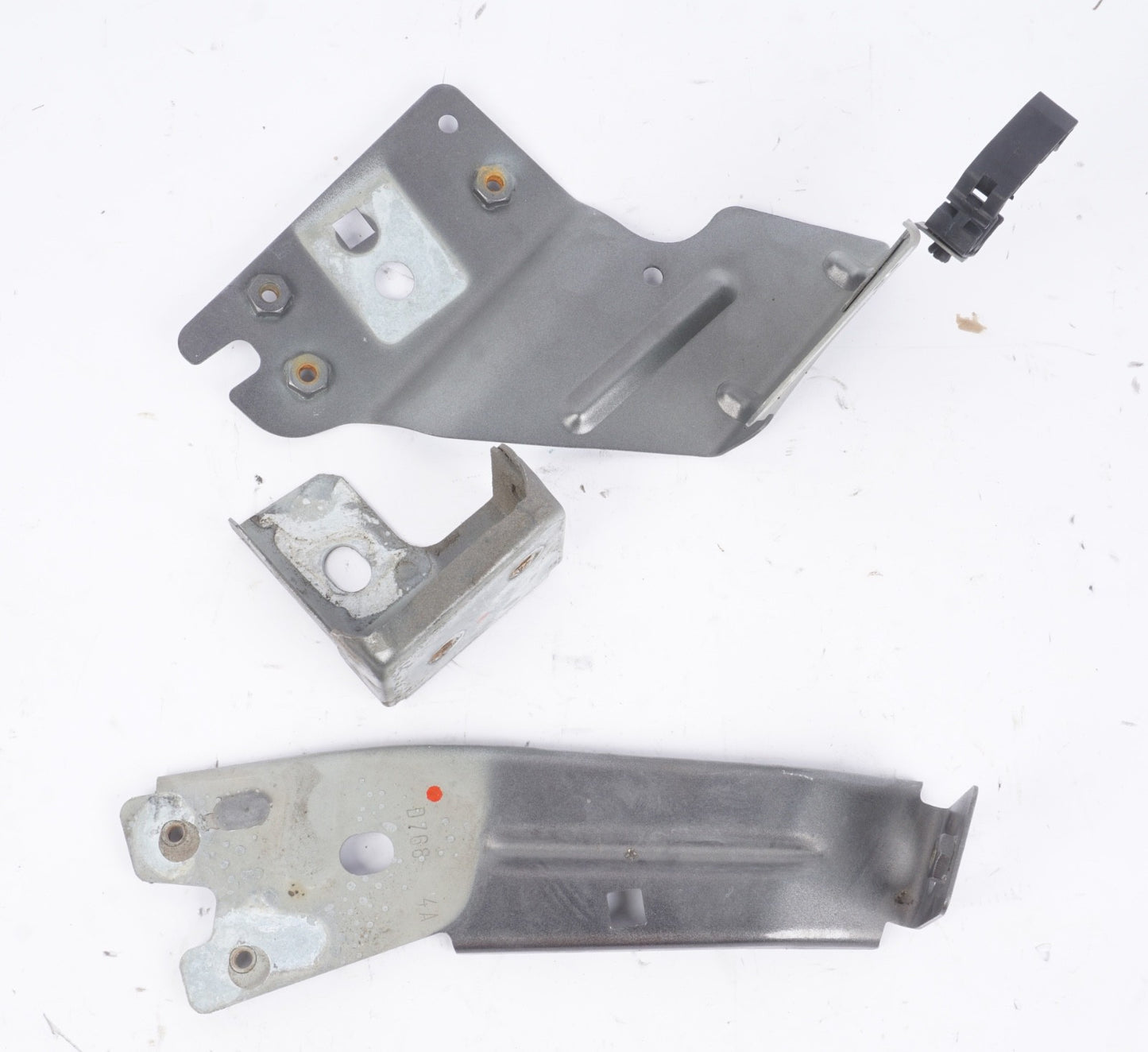 2014-2020 MASERATI GHIBLI FRONT LEFT FENDER LOWER MOUNT SUPPORT BRACKET OEM