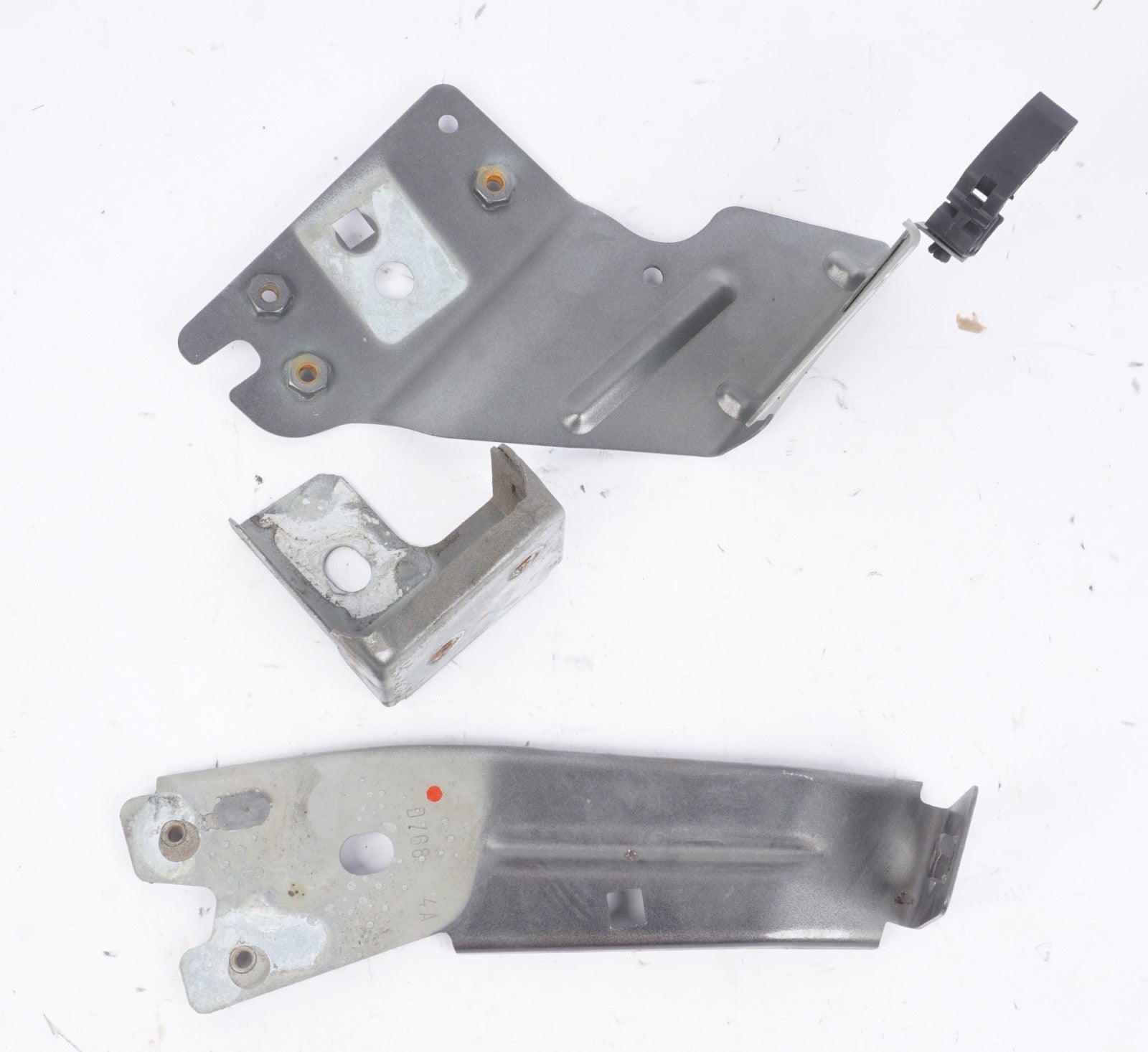 2014-2020 MASERATI GHIBLI FRONT LEFT FENDER LOWER MOUNT SUPPORT BRACKET OEM