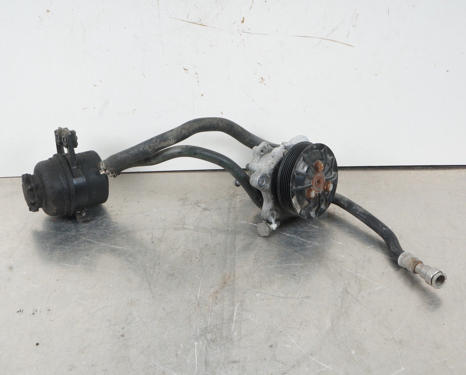 2007-2011 BMW 328I E90 POWER STEERING PUMP RESERVOIR BOTTLE TANK HOSE 6768094
