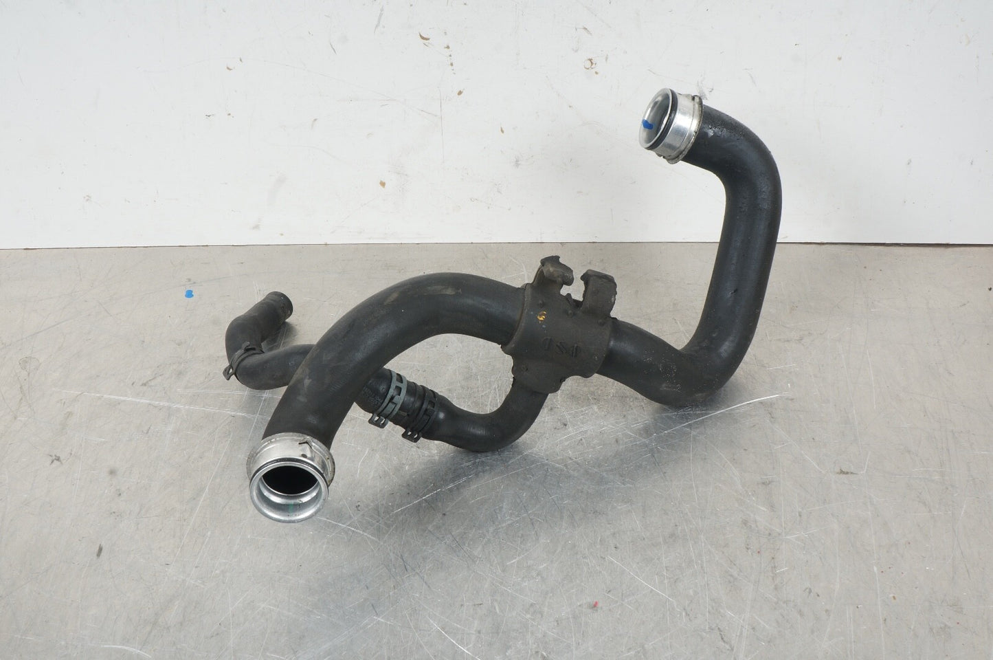 08-11 Mercedes W204 C300 E350 Lower Radiator Cooling Hose Pipe 2045010482 OEM