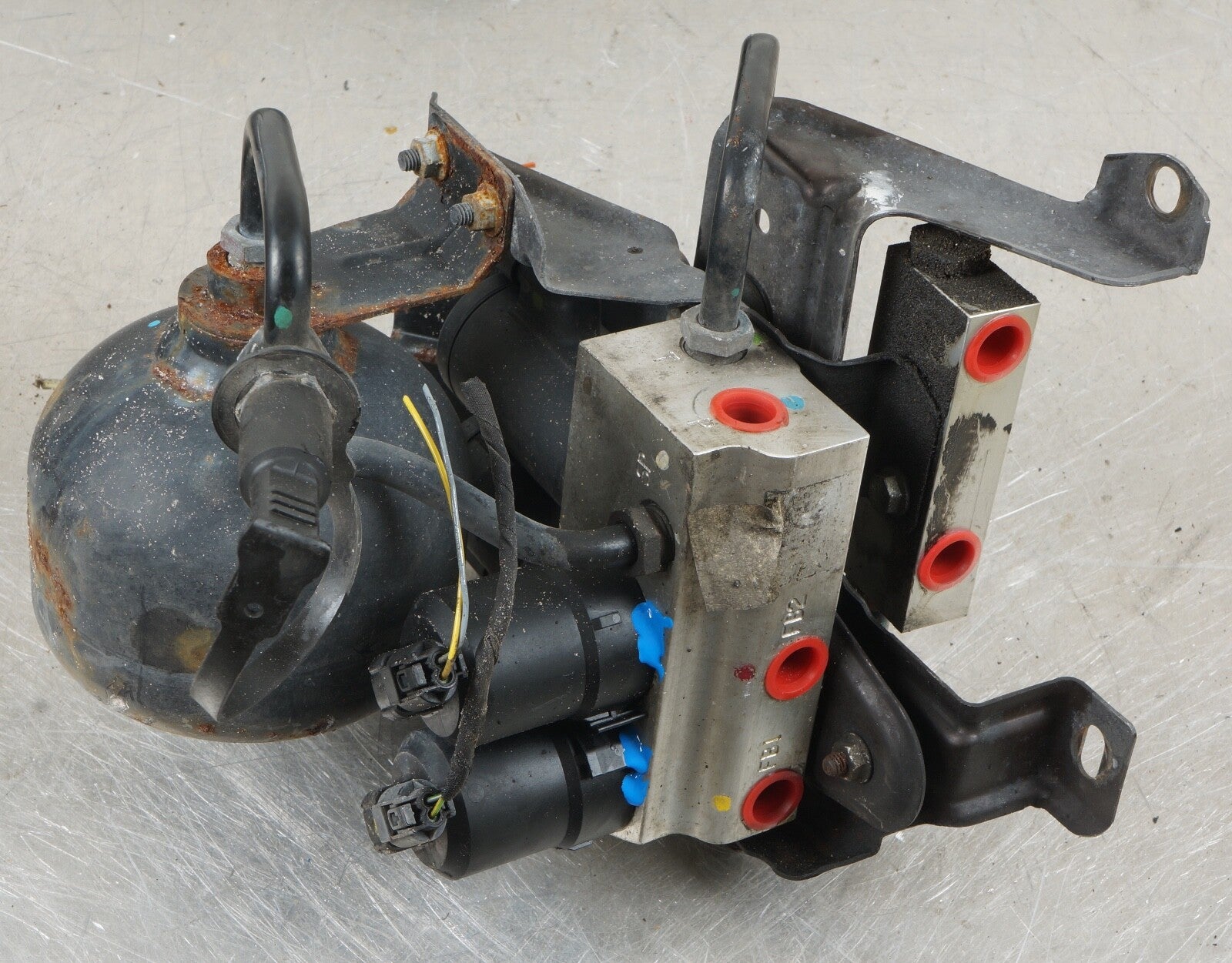 03-06 MERCEDES R230 SL500 FRONT HYDRAULIC SUSP VALVE W/ACCUMULATOR
