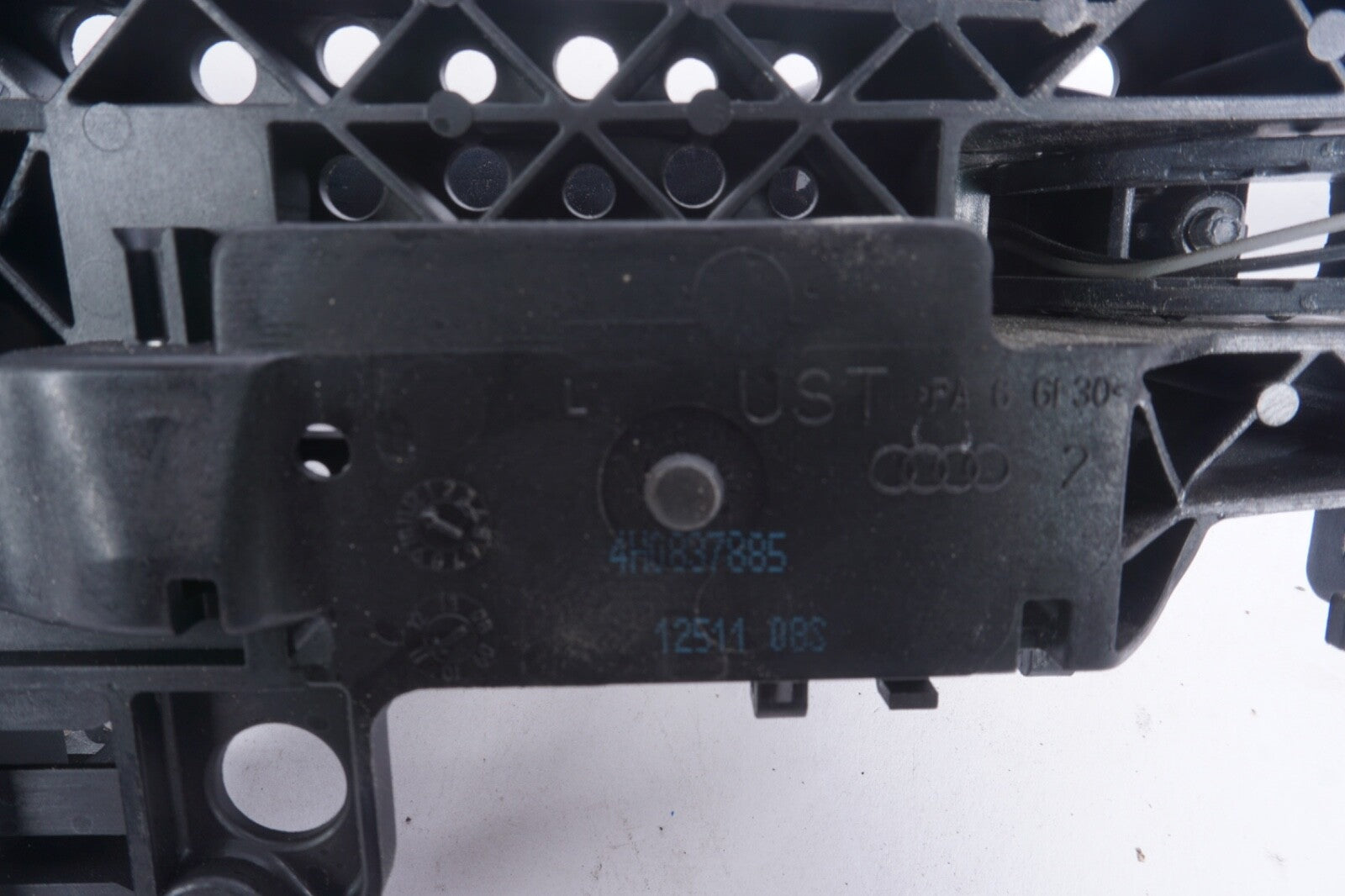 2012-2018 AUDI A6 C7 A7 REAR LEFT DRIVER SIDE EXTERIOR DOOR HANDLE BRACKET OEM