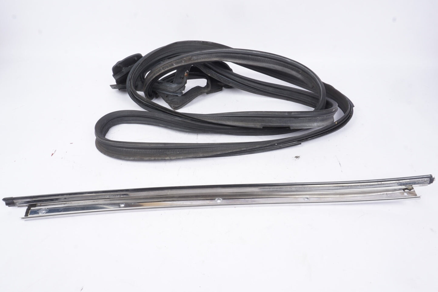 10-14 MERCEDES-BENZ C207 E350 COUPE REAR LEFT SIDE WINDOW SEAL