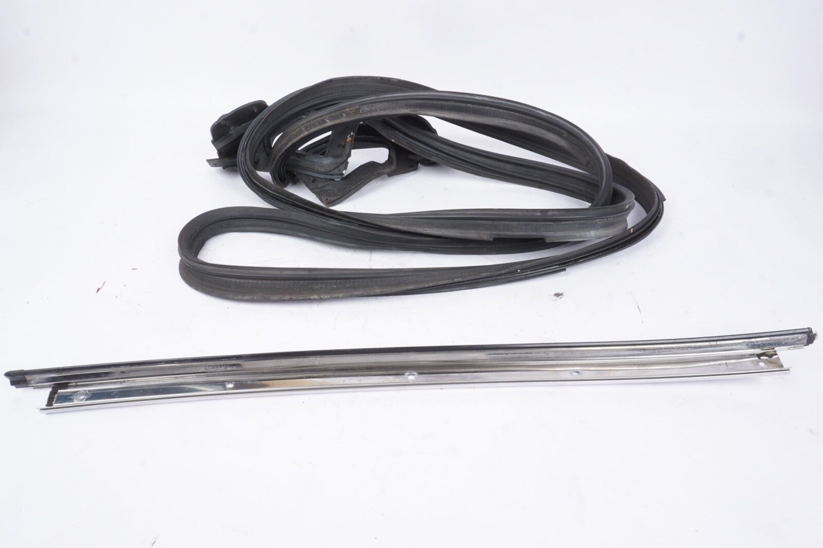 10-14 MERCEDES-BENZ C207 E350 COUPE REAR LEFT SIDE WINDOW SEAL