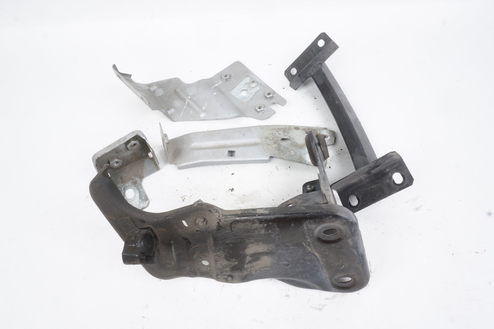 2014 - 2020 MASERATI GHIBLI FRONT RIGHT SIDE FENDER MOUNT SUPPORT BRACKET SET