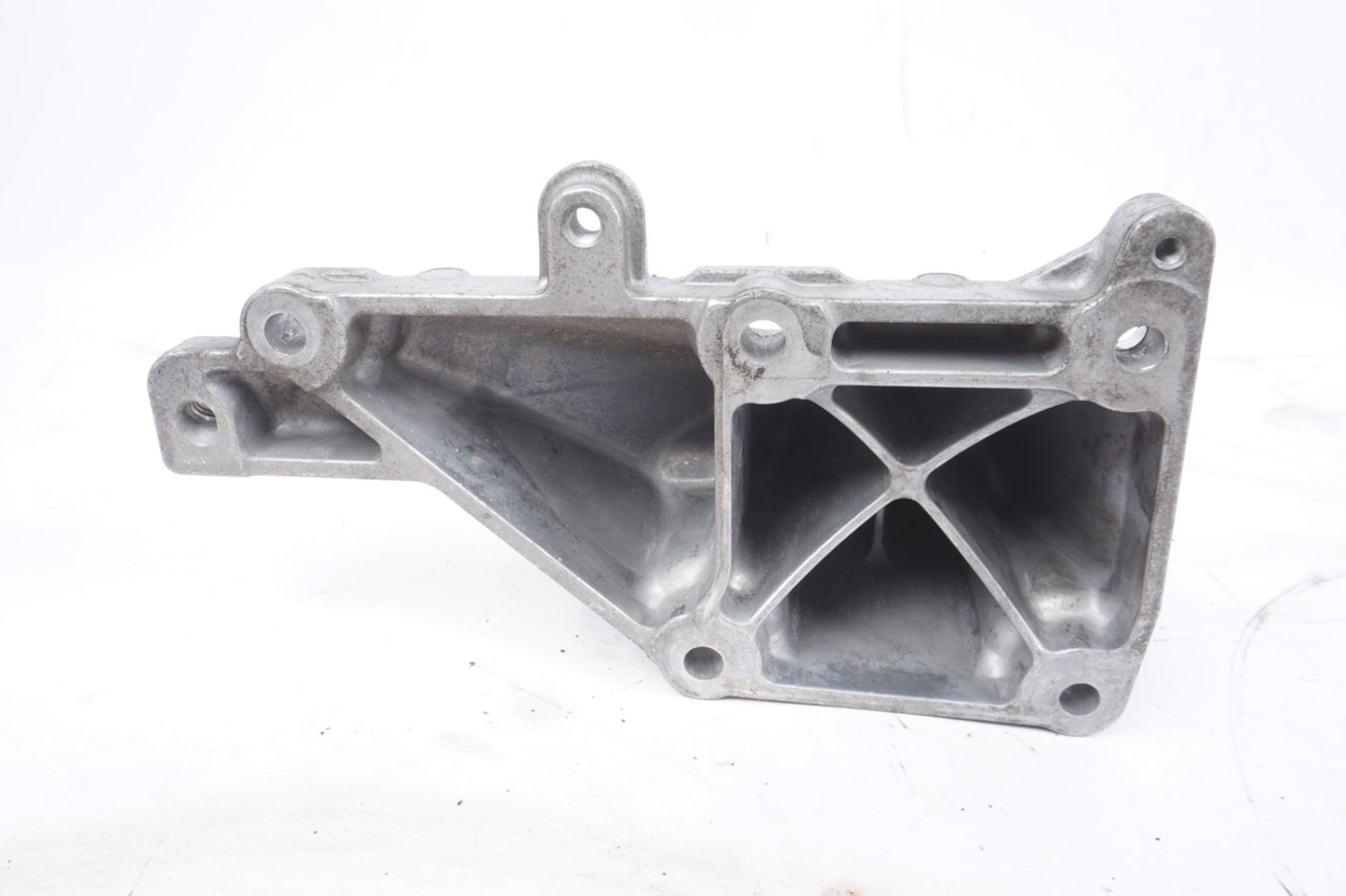 2014 - 2017 MERCEDES S550 W222 RWD  LEFT ENGINE MOUNT SUPPORT BRACKET OEM