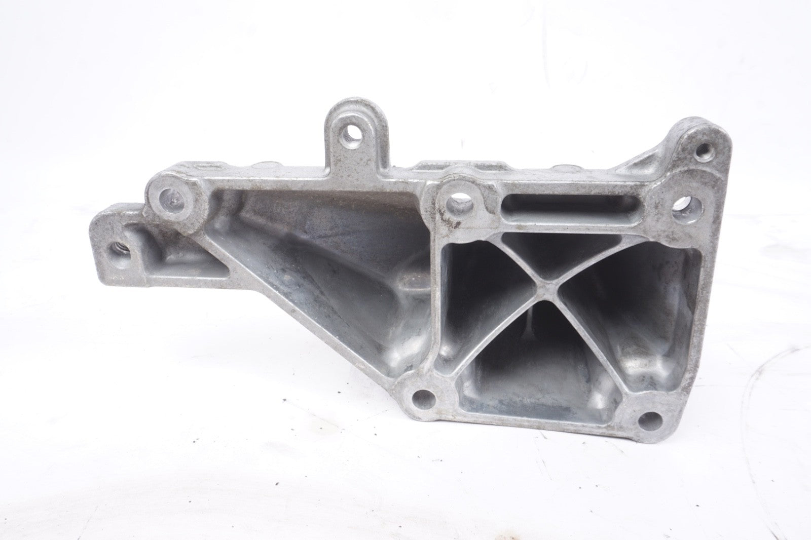 2014 - 2017 MERCEDES S550 W222 RWD  LEFT ENGINE MOUNT SUPPORT BRACKET OEM