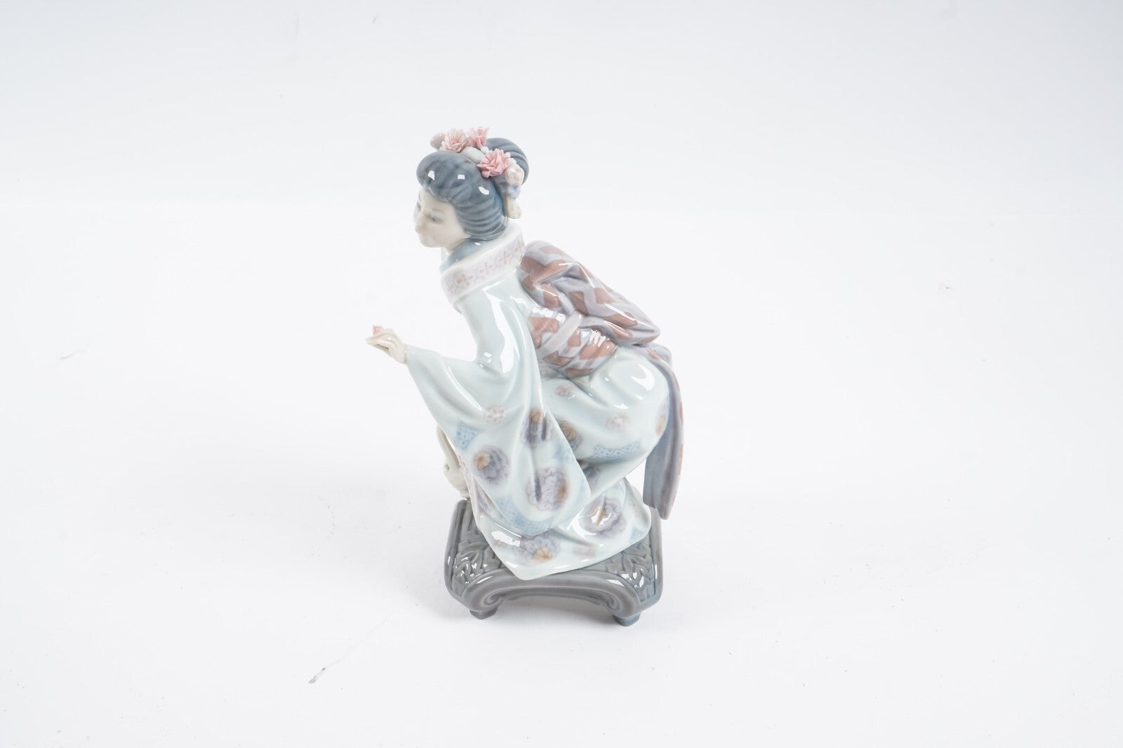Lladro Asian Woman w/ Flower Basket
