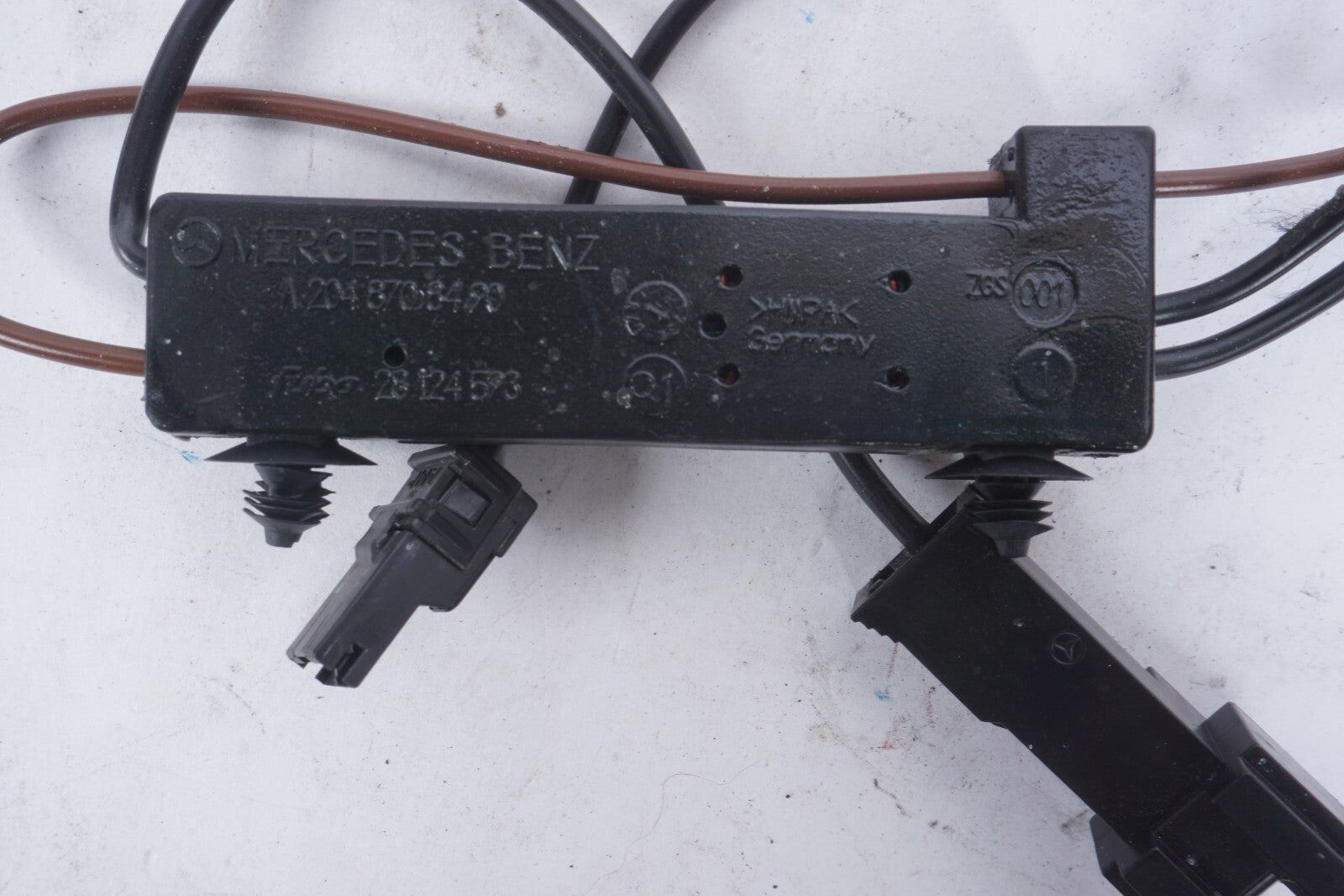 08-14 Mercedes C250 C300 C350 Radio Antenna Noise Filter 2048708490 OEM