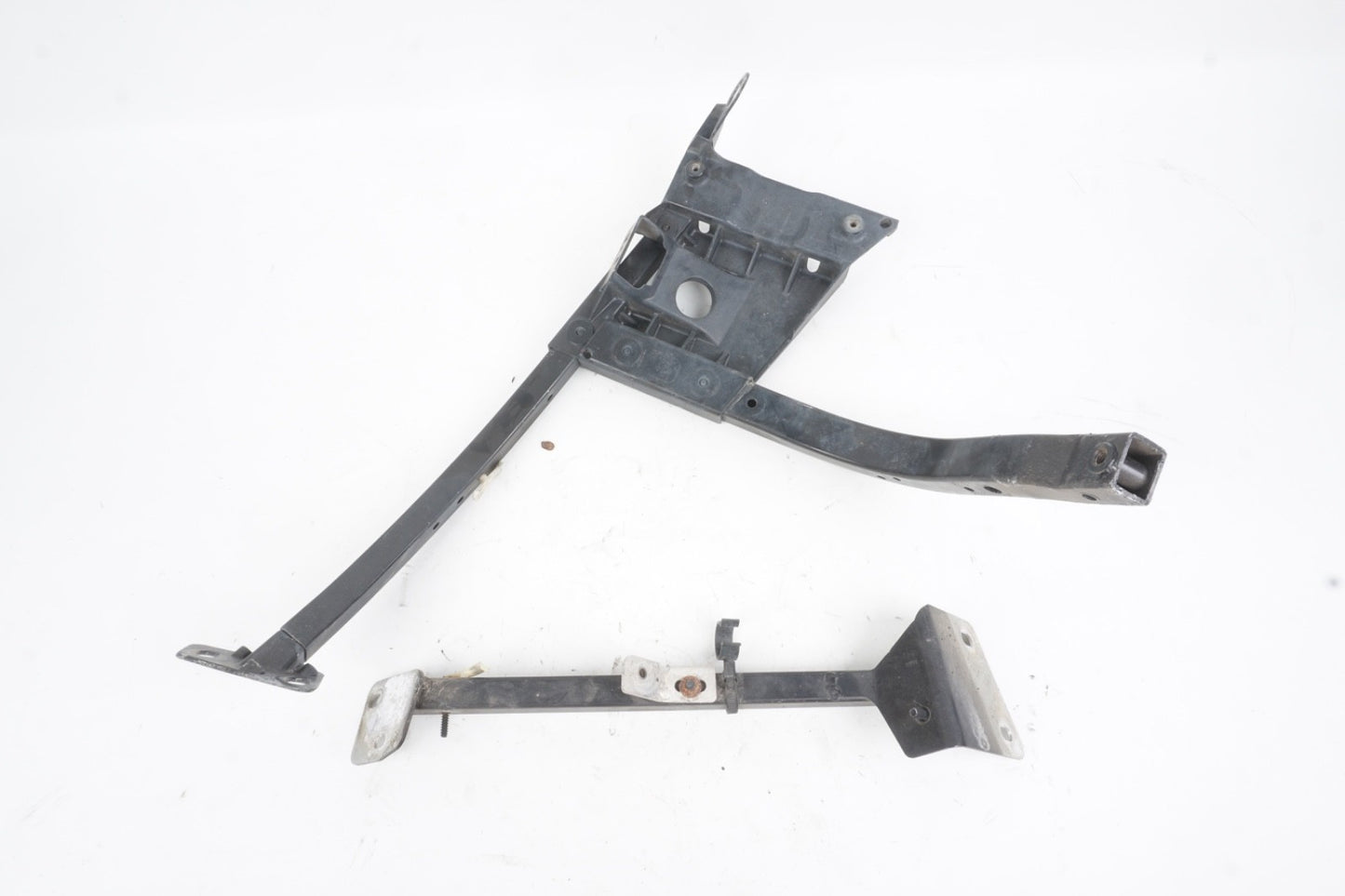 2004 - 2010 AUDI QUATTRO A8  Right Fender Mount Bracket Assembly