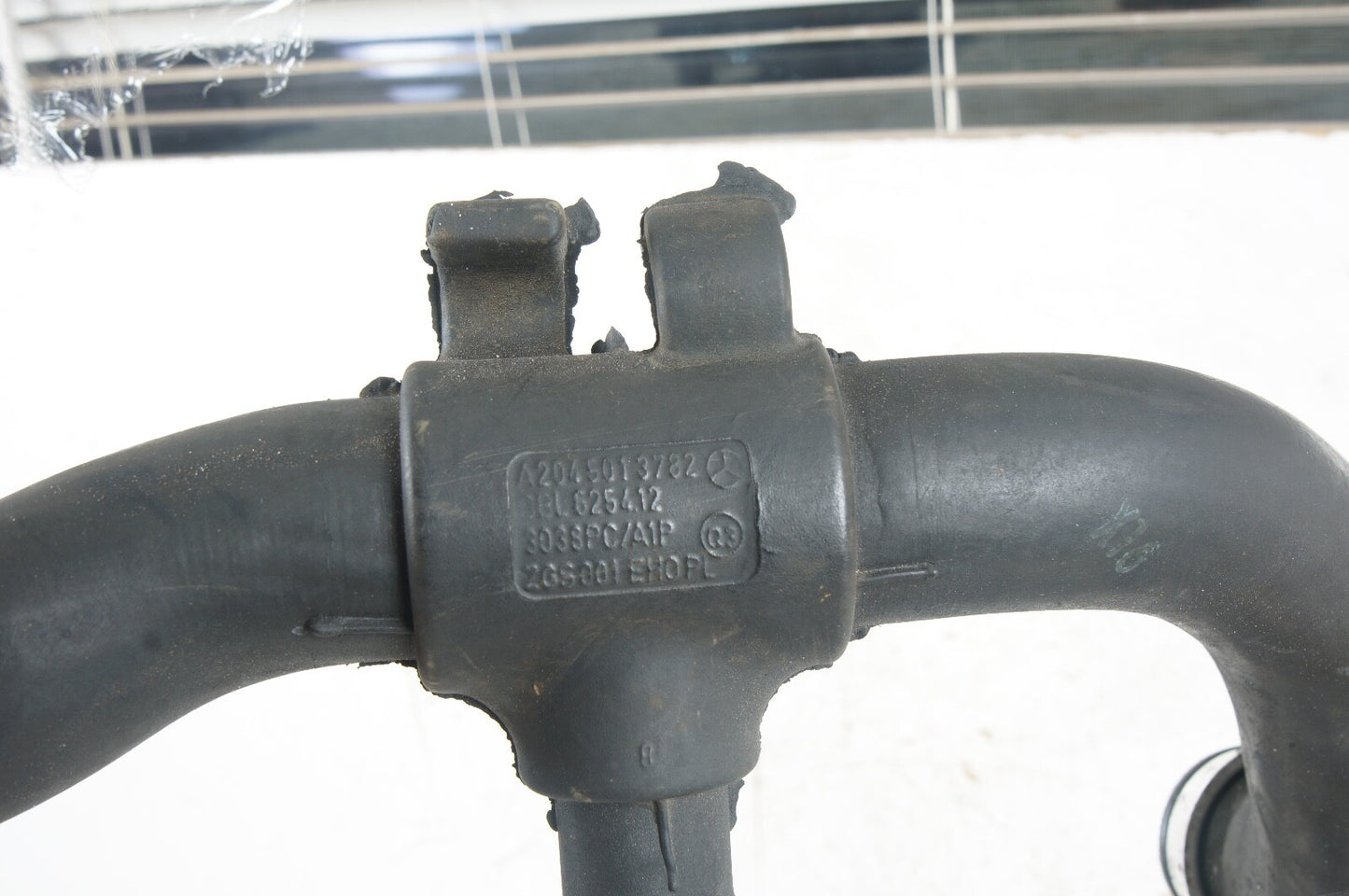 08-11 Mercedes W204 C300 E350 Lower Radiator Cooling Hose Pipe 2045010482 OEM