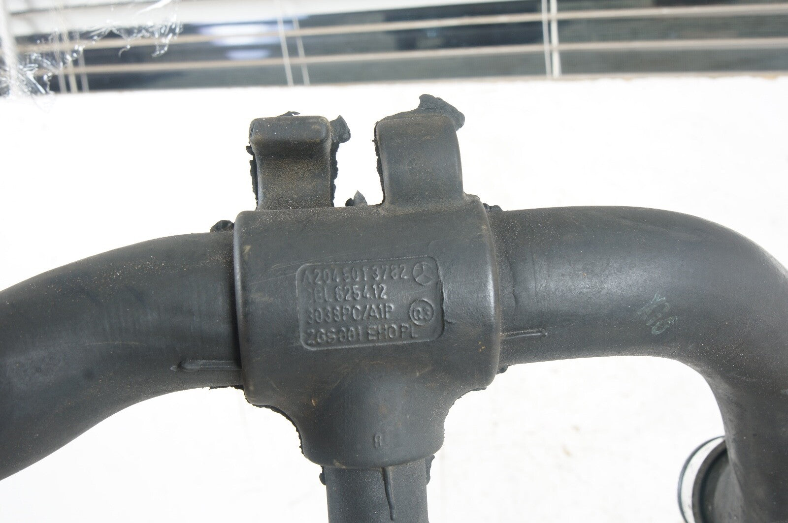 08-11 Mercedes W204 C300 E350 Lower Radiator Cooling Hose Pipe 2045010482 OEM