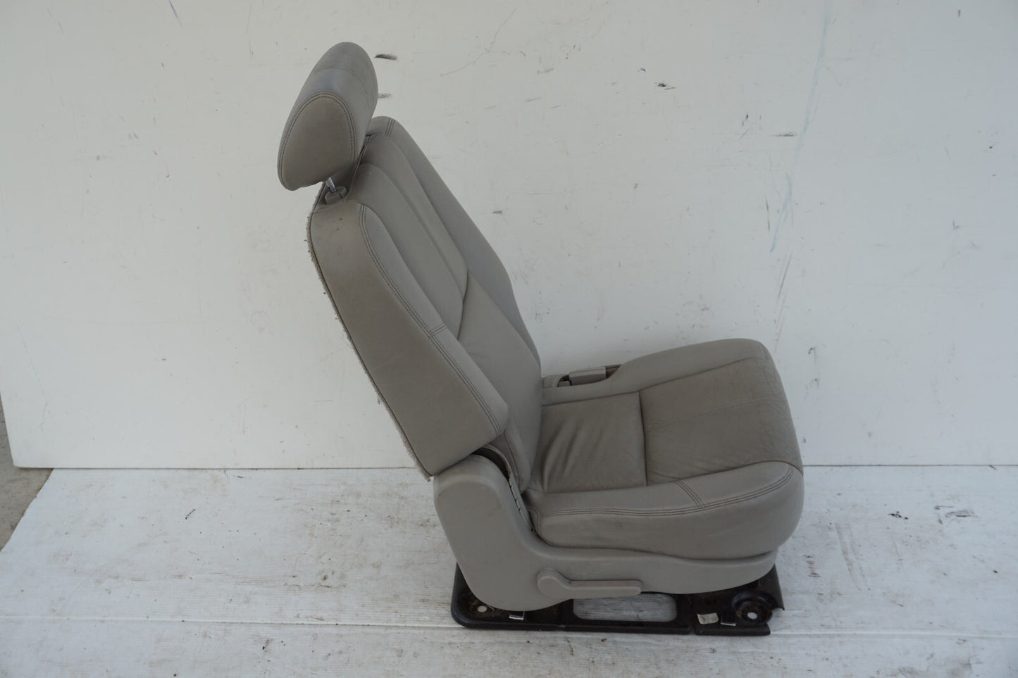 2007 - 2013 Chevy Suburban REAR 2ND ROW SEAT RIGHT PASSENGER SEAT OEM