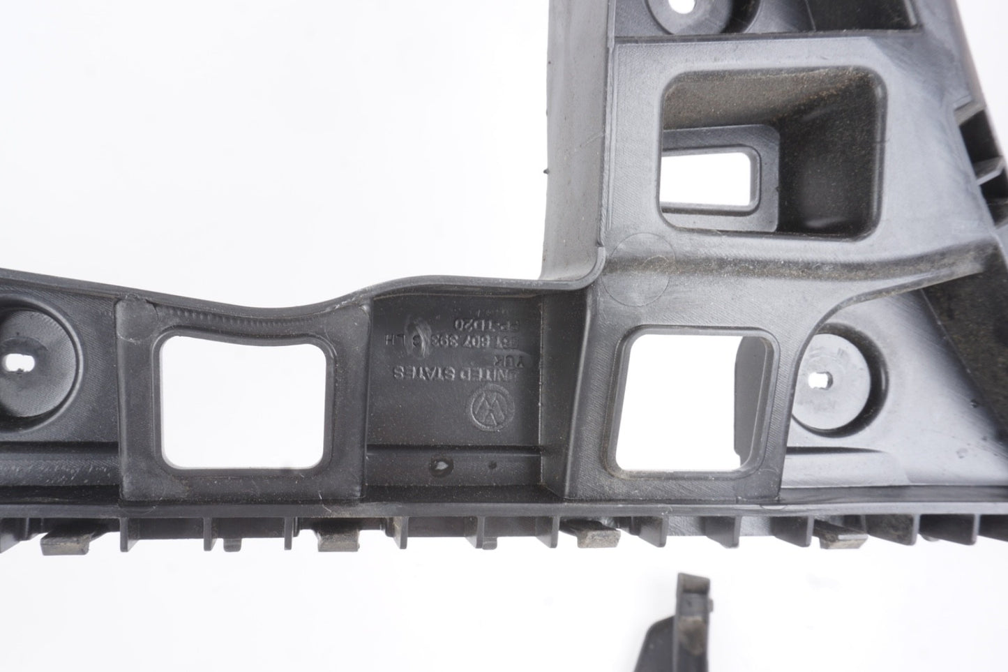 2012 - 2019 Volkswagen Passt Rear Bumper Center Mount Support Bracket OEM