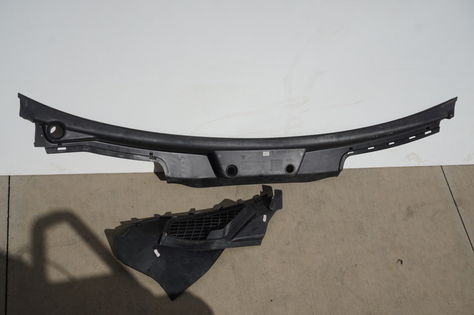 2011-2018 PORSCHE CAYENNE - Windshield COWL / Water Deflector / RAIN TRAY