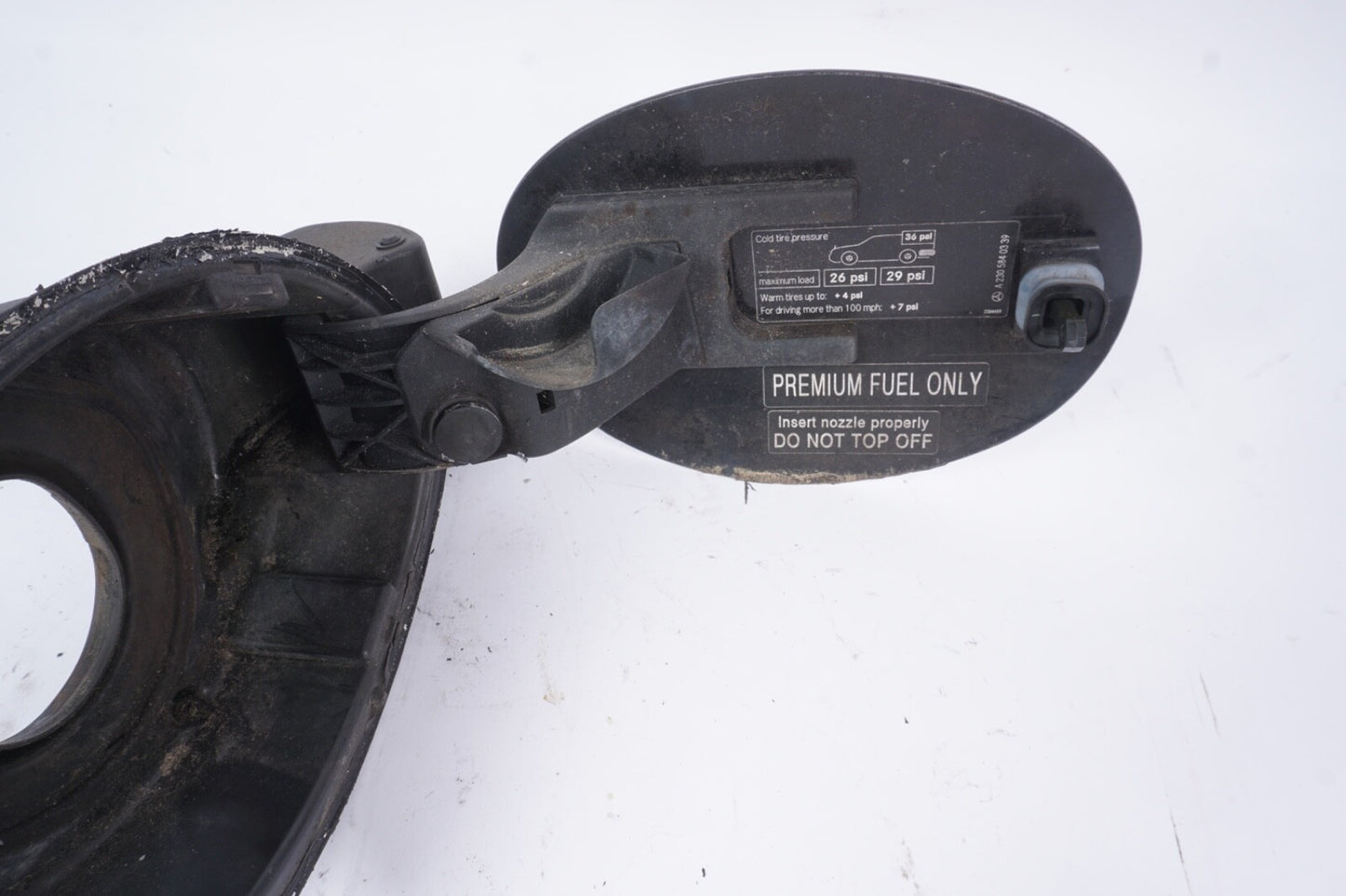 2003 - 2006 MERCEDES SL500 R230 ROADSTER GAS LID FUEL FILLER HOUSING LID