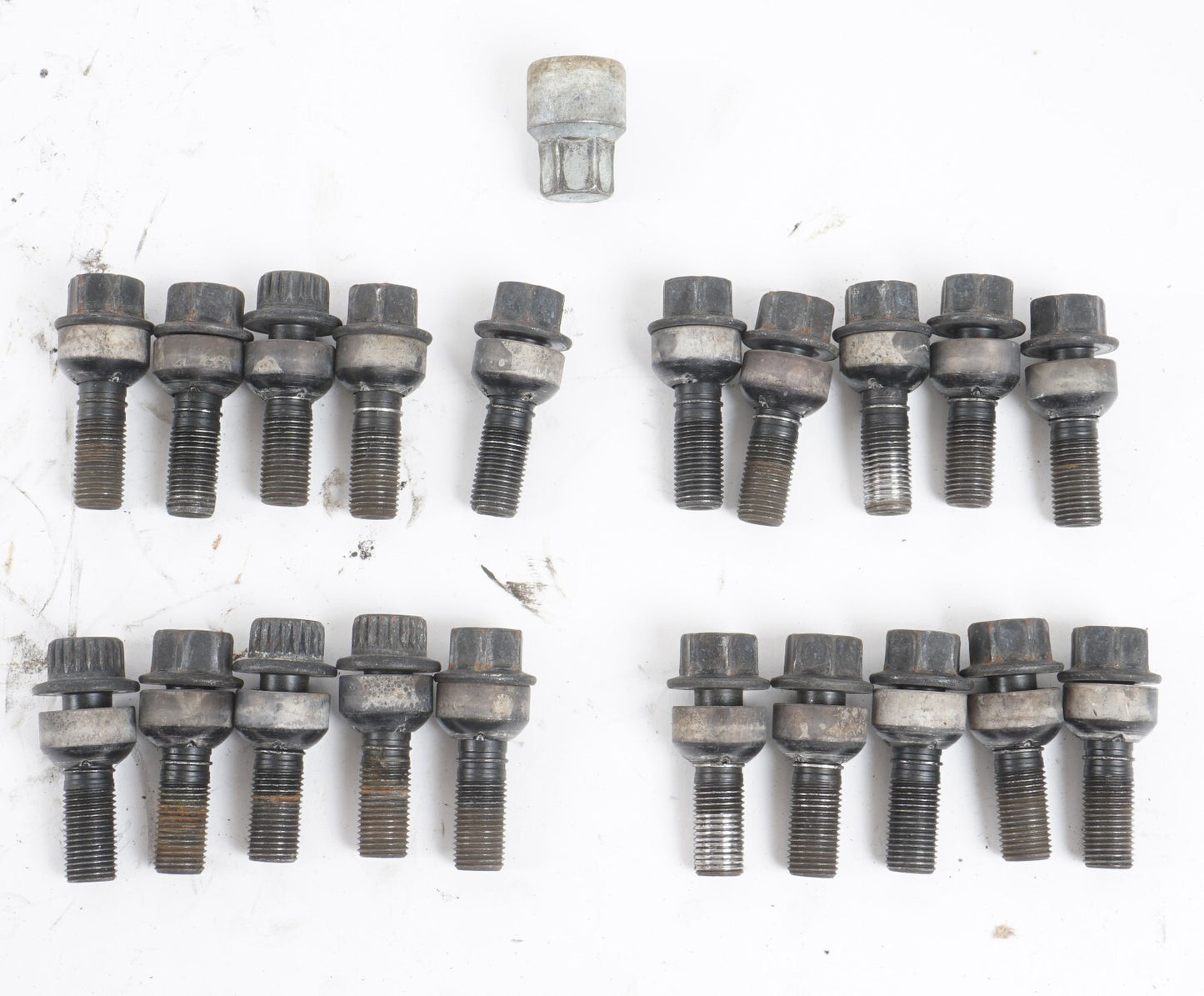 2011-2018 PORSCHE CAYENNE - Locking LUG NUT / BOLT SET W/ KEY 95836105700