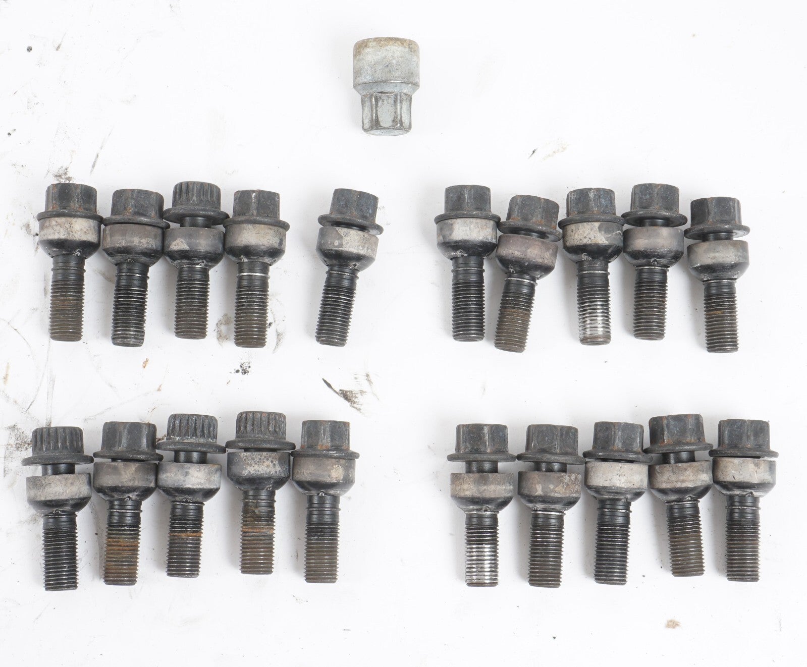 2011-2018 PORSCHE CAYENNE - Locking LUG NUT / BOLT SET W/ KEY 95836105700
